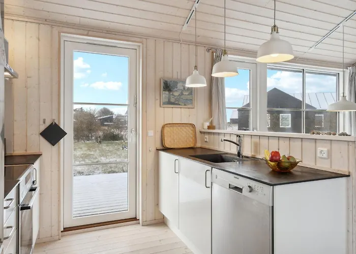3 Bedroom Cozy In Дом отдыха Lundby Stationsby